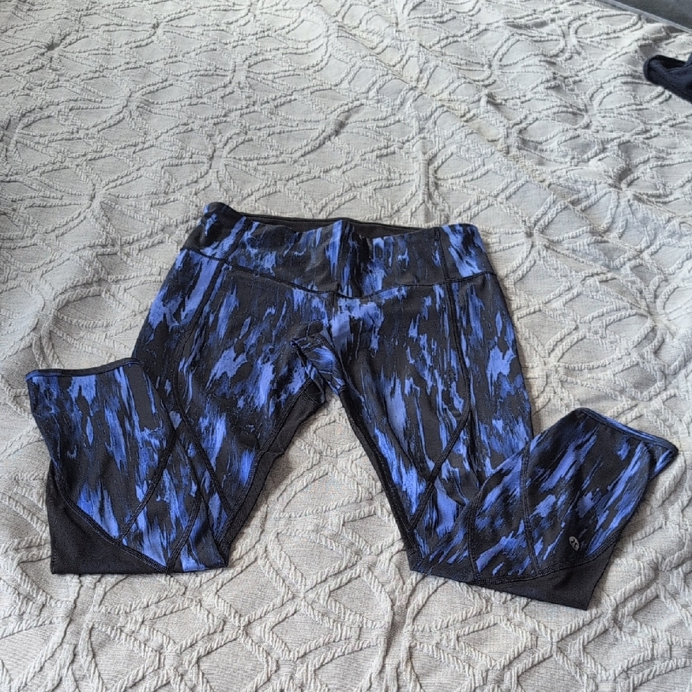 EUC s.6 Lululemon Blue and Black Mesh Leggings